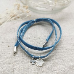 Bracelet en liberty avec une breloque nacre, fermeture facile ajustable